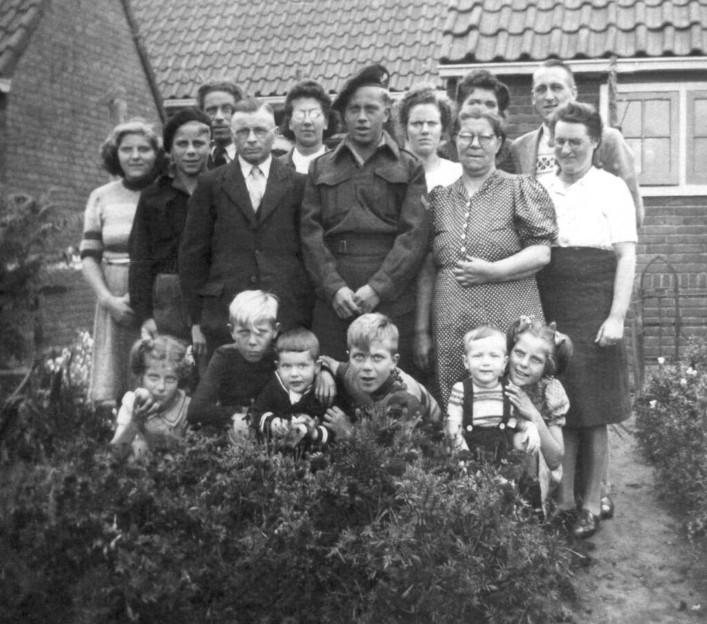 Privacyverklaring 1948 vlnr hennie, jur, lies, joop, opa, zeger, theo v leen, mien, aalt. bari, jans, cor, oma, jur v leen, toos, kees, mien